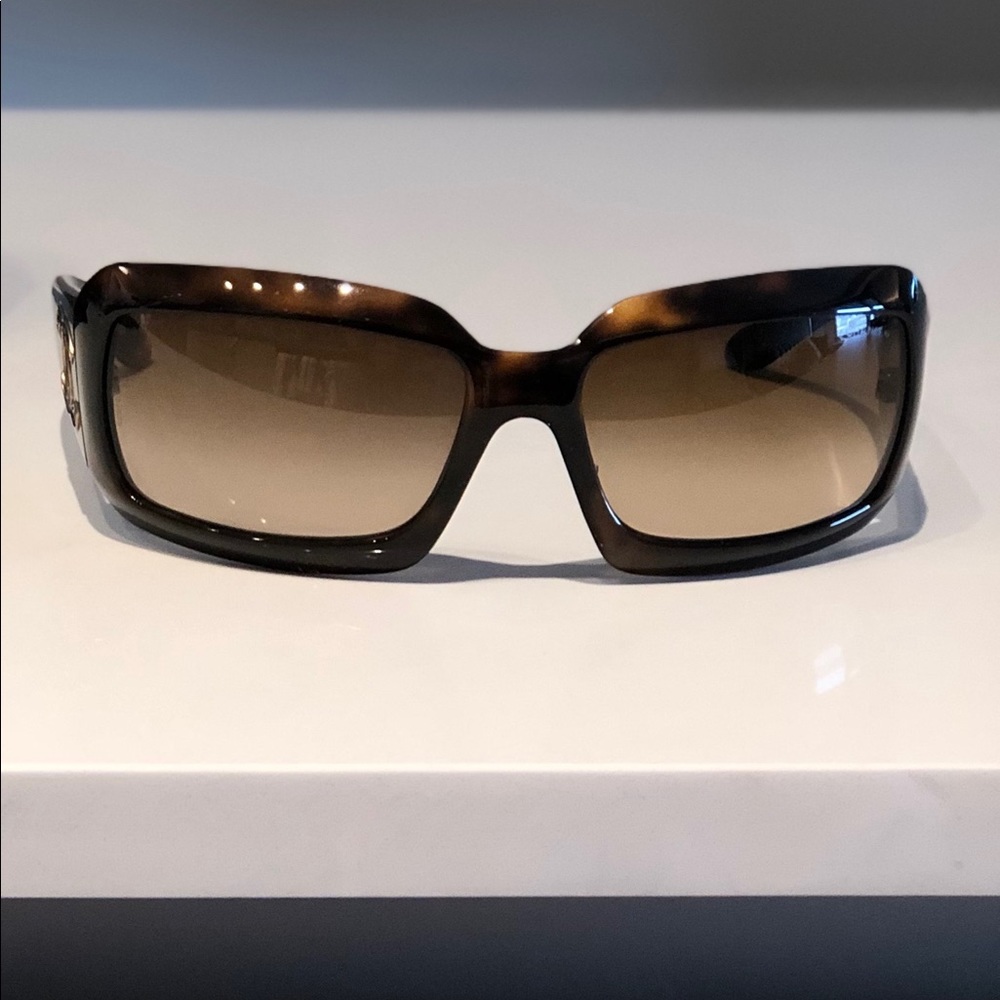 CHANEL tortoiseshell sunglasses
